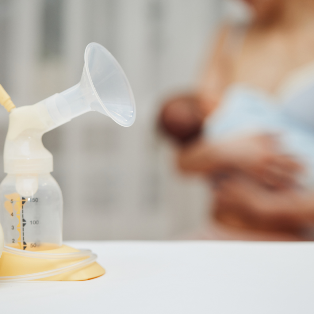Photo avec un tire-lait au premier plan et une femme qui allaite son bébé en second plan