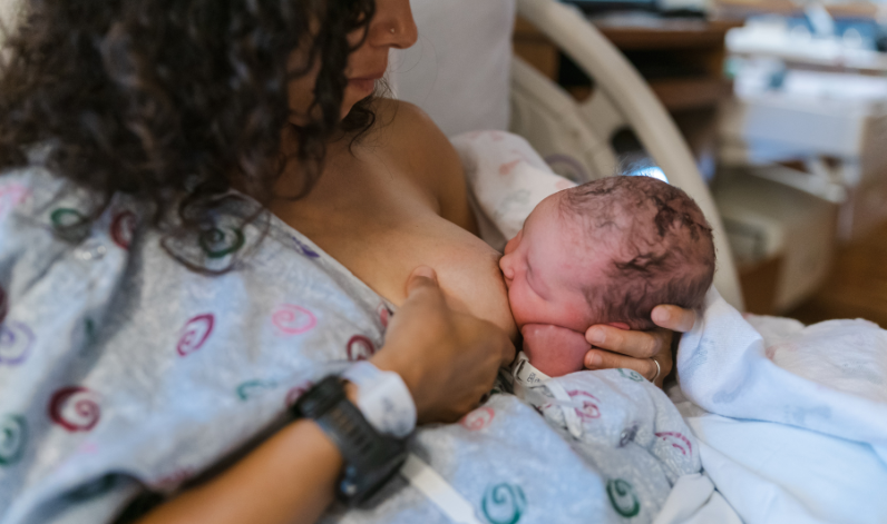 Une femme à la maternité qui allaite son bébé.