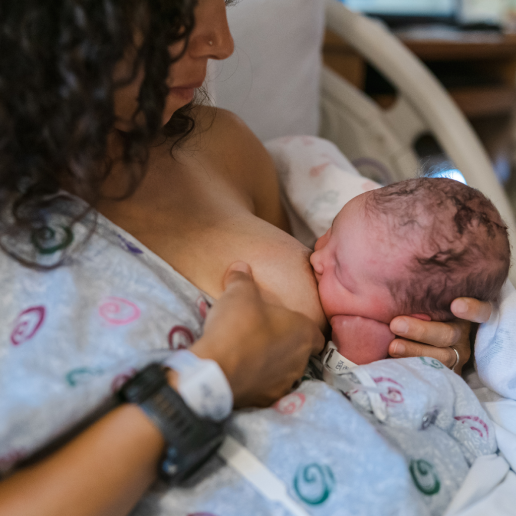 Photo d'une femme à la maternité qui allaite son bébé