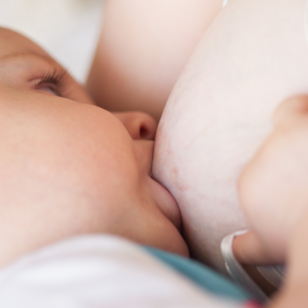 Une mère qui allaite son bébé dans le but de faire de l'allaitement un sujet de santé publique