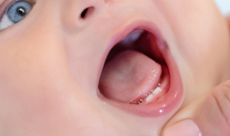 Photo d'un bébé qui ouvre la bouche en grand