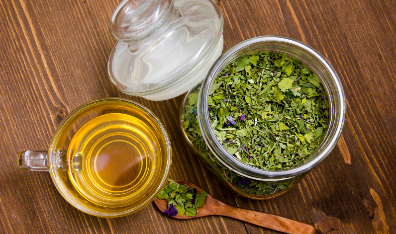 Du thé et des herbes pour aborder la naturopathie pendant la grossesse
