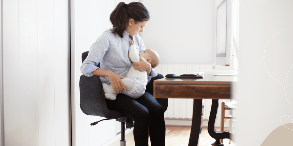 Une mère qui allaite son bébé au bureau