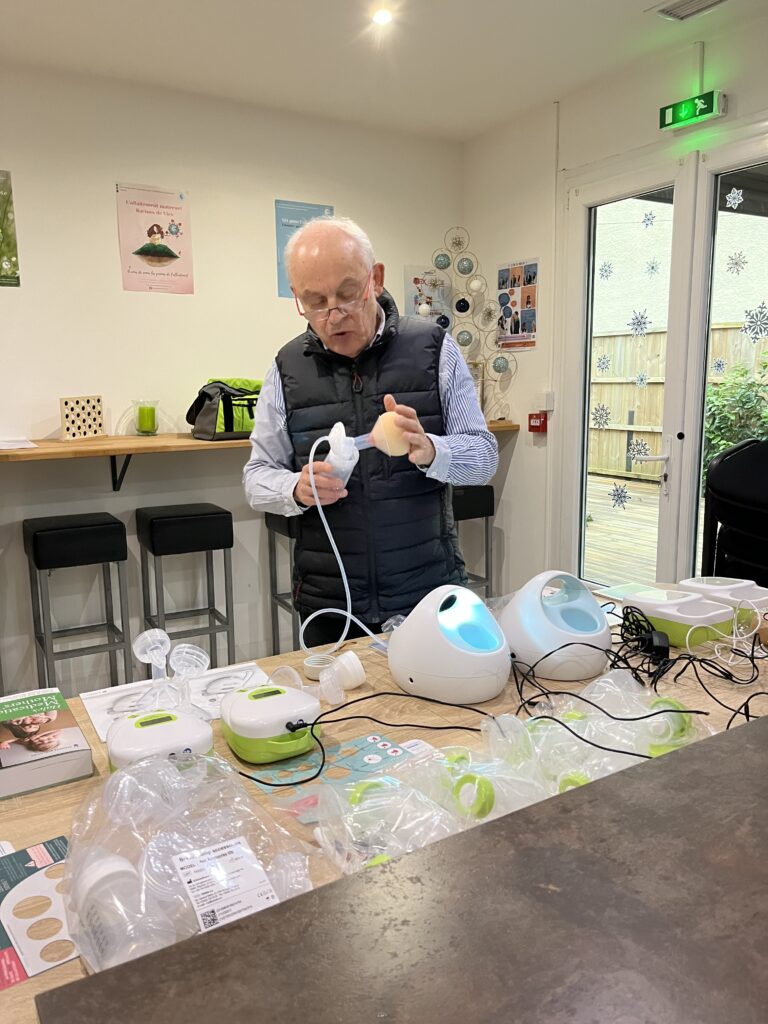 Frédéric Roussel, docteur en pharmacie montre l'uitlisation des tire-laits